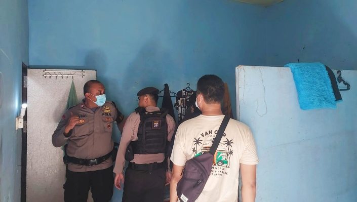 Aparat kepolisian saat olah TKP di lokasi kejadian dugaan bunuh diro di Jalan Bima, Kecamatan Jekan Raya, Palangka Raya, Minggu,  18 Juni 2023.