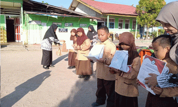 Apresiasi SDN 1 Baamang Tengah kepada siswa siswi berprestasi pada apel pagi pembagian rapor, Sabtu, 24 Juni 2023.
