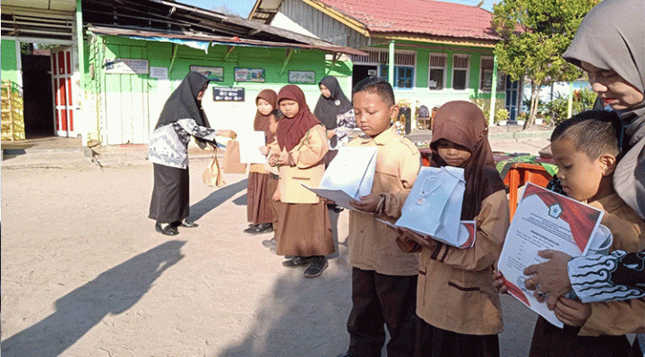 Apresiasi SDN 1 Baamang Tengah kepada siswa siswi berprestasi pada apel pagi pembagian rapor, Sabtu, 24 Juni 2023.