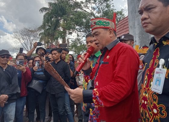 Asisten I Setda Kotim Rihel saat membacakan poin kesimpulan pertemuan bersama Pasukan Merah, Kamis, 8 Juni 2023.