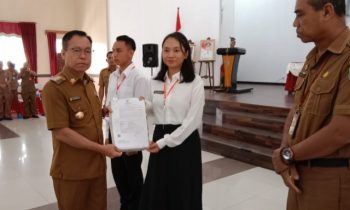 Bupati Katingan Sakariyas menyerahkan SK pengangkatan PPPK di Kasongan,  Selasa,  20 Juni 2023.