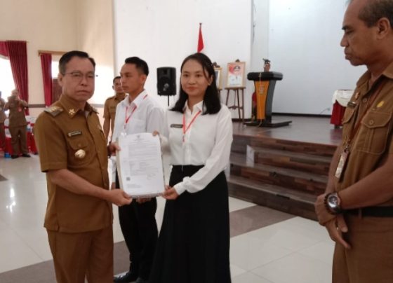 Bupati Katingan Sakariyas menyerahkan SK pengangkatan PPPK di Kasongan,  Selasa,  20 Juni 2023.