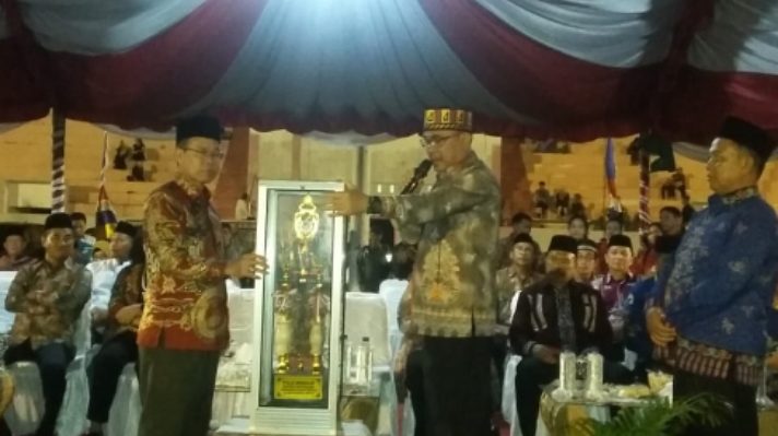 Bupati Katingan Sakariyas saat penyerahan piala bergilir kepada ketua panitia yang juga Wakil Bupati Katingan, Sunardi Litang.