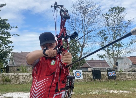 Bupati Kotawaringin Timur, Halikinnor saat meninjau atlet sekaligus mencoba memanah, Senin, 19 Juni 2023.