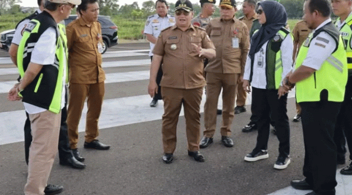 Bupati Kotim Halikinnor, Kepala Kantor Otoritas Bandar Udara Wilayah VII Balikpapan Endah Purnama Sari dan para pejabat lainnya saat meninjauan Bandara H Asan Sampit, Selasa, 30 Mei 2023.