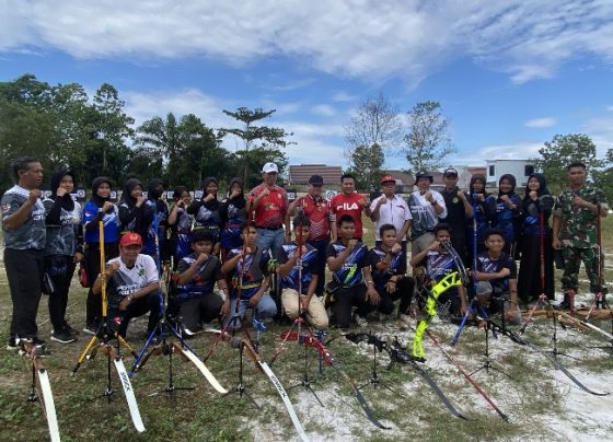 Bupati Kotim Halikinnor, Ketua KONI Kotim Ahyar Umar dan Ketua Perpani Kotim Dadang Siswanto berfoto bersama atlet panahan, Senin, 19 Juni 2023