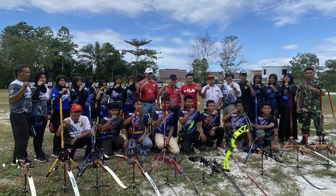 Bupati Kotim Halikinnor, Ketua KONI Kotim Ahyar Umar dan Ketua Perpani Kotim Dadang Siswanto berfoto bersama atlet panahan, Senin, 19 Juni 2023