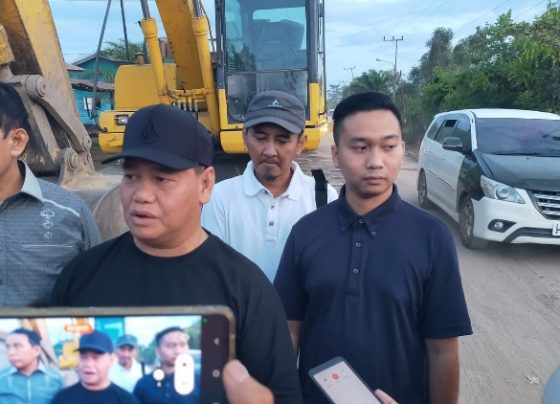 Bupati Kotim Halikinnor, Sekda Kotim Fajrurrahman, saat meninjau pengerjaan agregat di Jalan Metro TV Sampit, Jumat, 16 Juni 2023.
