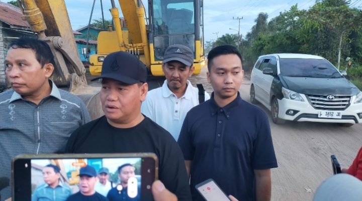 Bupati Kotim Halikinnor, Sekda Kotim Fajrurrahman, saat meninjau pengerjaan agregat di Jalan Metro TV Sampit, Jumat, 16 Juni 2023.