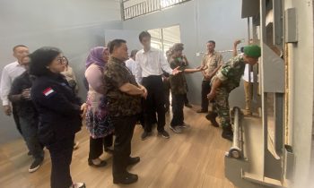 Bupati Kotim Halikinnor, Wakil Bupati Kotim Irawati, dan Ketua DPRD Kotim Rinie, saat meninjau fasilitas krematorium, Perkumpulan Soail Bakti Sampit.