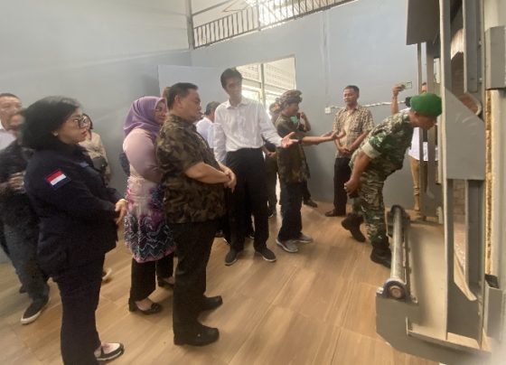 Bupati Kotim Halikinnor, Wakil Bupati Kotim Irawati, dan Ketua DPRD Kotim Rinie, saat meninjau fasilitas krematorium, Perkumpulan Soail Bakti Sampit.