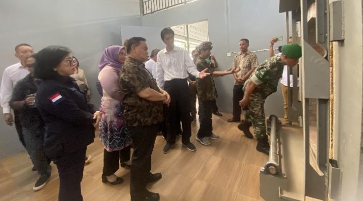 Bupati Kotim Halikinnor, Wakil Bupati Kotim Irawati, dan Ketua DPRD Kotim Rinie, saat meninjau fasilitas krematorium, Perkumpulan Soail Bakti Sampit.