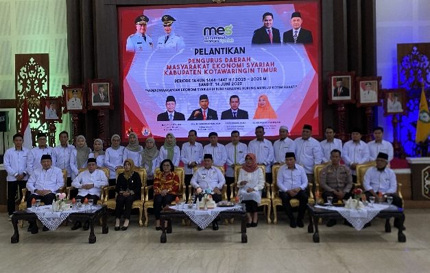 Bupati Kotim Halikinnor, Wakil Bupati, dan Ketua DPRD Kotim, beserta jajaran saat berfoto bersama dengan pengurus MES. yang baru dilantik.