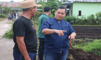 Bupati Kotim Halikinnor berbincang dengan warga di sela meninjau bergotong royong di Mentawa Baru Ketapang pada Minggu, 4 Juni 2023.