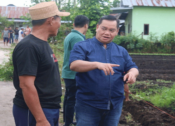 Bupati Kotim Halikinnor berbincang dengan warga di sela meninjau bergotong royong di Mentawa Baru Ketapang pada Minggu, 4 Juni 2023.