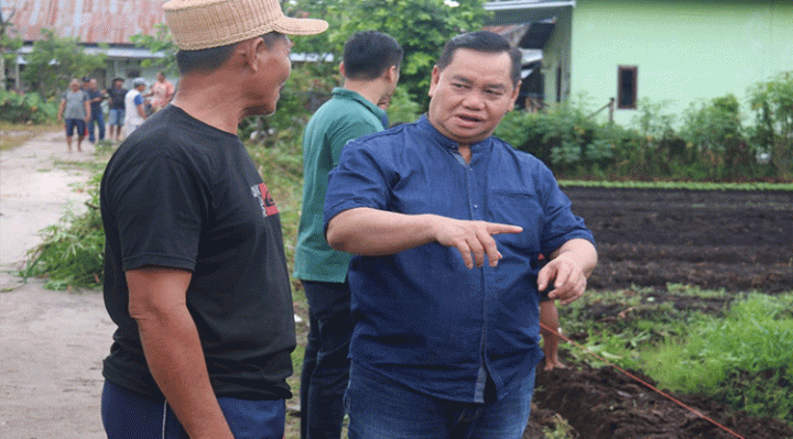 Bupati Kotim Halikinnor berbincang dengan warga di sela meninjau bergotong royong di Mentawa Baru Ketapang pada Minggu, 4 Juni 2023.