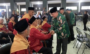 Bupati Kotim Halikinnor berjabat tangan dengan calon jemaah haji saat pelepasan, Kamis, 1 Juni 2023