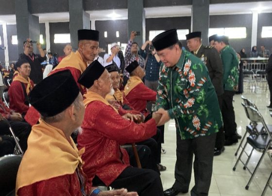 Bupati Kotim Halikinnor berjabat tangan dengan calon jemaah haji saat pelepasan, Kamis, 1 Juni 2023