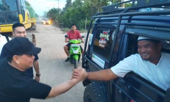 Bupati Kotim Halikinnor bersalaman dengan warga yang melintas Jalan Metro TV, Kecamatan Mentawa Baru Ketapang, Sampit, 16 Juni 2023