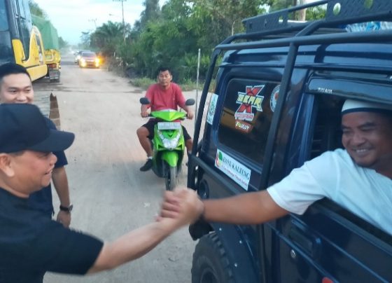 Bupati Kotim Halikinnor bersalaman dengan warga yang melintas Jalan Metro TV, Kecamatan Mentawa Baru Ketapang, Sampit, 16 Juni 2023