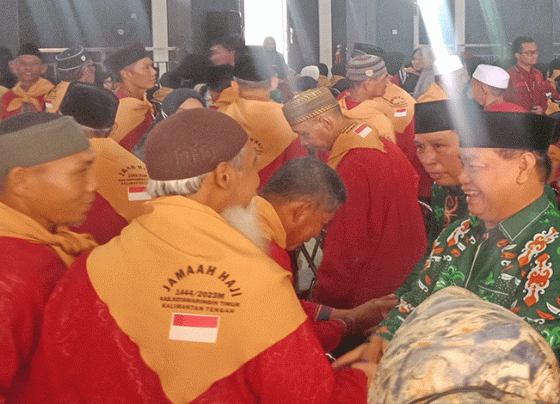 Bupati Kotim Halikinnor bersama jemaah calon haji di Aula Kompleks Islamic Center, Sampit, Kamis, 1 Juni 2023.