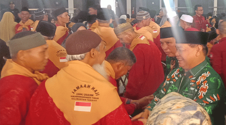 Bupati Kotim Halikinnor bersama jemaah calon haji di Aula Kompleks Islamic Center, Sampit, Kamis, 1 Juni 2023.