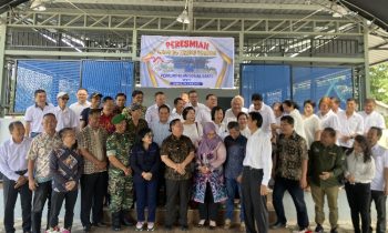 Bupati Kotim Halikinnor berserta jajaran bercanda gurau setelah prosesi foto bersama dengan seluruh Perkumpulan Sosial Bakti Sampit.