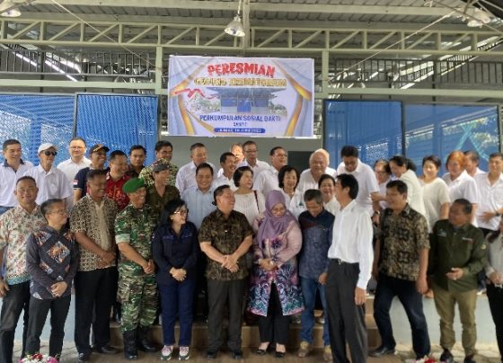 Bupati Kotim Halikinnor berserta jajaran bercanda gurau setelah prosesi foto bersama dengan seluruh Perkumpulan Sosial Bakti Sampit.