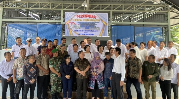Bupati Kotim Halikinnor berserta jajaran bercanda gurau setelah prosesi foto bersama dengan seluruh Perkumpulan Sosial Bakti Sampit.