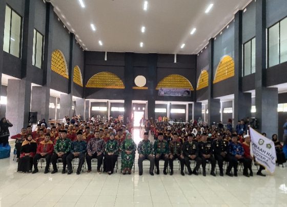 Bupati Kotim Halikinnor, beserta jajaran Forkompimda saat berfoto bersama dengan calon jemaah haji, Kamis, 1 Juni 2023.