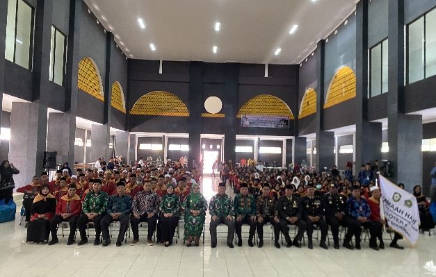 Bupati Kotim Halikinnor, beserta jajaran Forkompimda saat berfoto bersama dengan calon jemaah haji, Kamis, 1 Juni 2023.