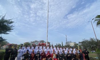 Bupati Kotim Halikinnor beserta jajaran saat berfoto bersama dengan para pelajar yang bertugas dalam Upacara Hari Lahir Pancasila, Kamis, 1 Juni 2023