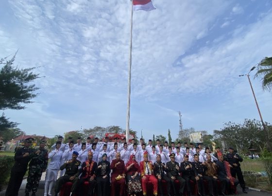 Bupati Kotim Halikinnor beserta jajaran saat berfoto bersama dengan para pelajar yang bertugas dalam Upacara Hari Lahir Pancasila, Kamis, 1 Juni 2023