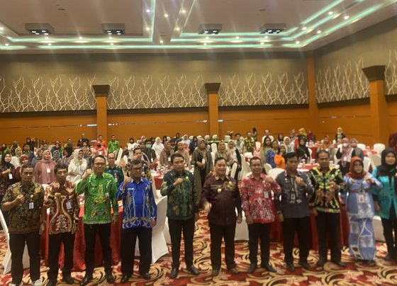 Bupati Kotim Halikinnor beserta jajaran saat berfoto bersama dengan pelaku usaha mikro kecil menengah, Kamis, 15 Juni 2023.