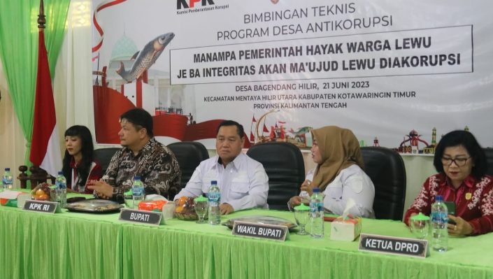 Bupati Kotim Halikinnor dan jajaran bersama dengan KPK RI dalam Bimtek Program Desa Antikorupsi, di Desa Bagendang Hilir, Rabu, 21 Juni 2023.
