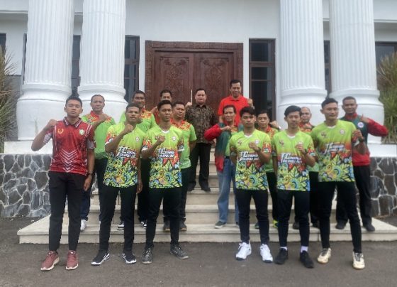 Bupati Kotim Halikinnor didampingi Ketua KONI Kotim Ahyar Umar berfoto bersama dengan para atlet dan pengurus Cabor PBVSI, Sabtu, 17 Juni 2023.