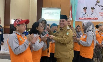 Bupati Kotim Halikinnor didampingi Ketua PKK Kotim Khairiah Halikinnor saat menyuapkan kue kepada salah seorang lansia.