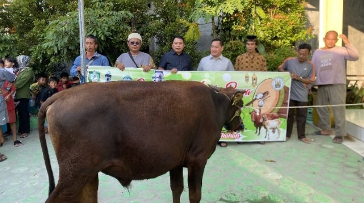Bupati Kotim Halikinnor didampingi Sekda Kotim Fajrurahman saat berfoto bersama dengan panitia hewan kurban Kawasan Teluk Dalam, Selasa, 27 Juni 2023