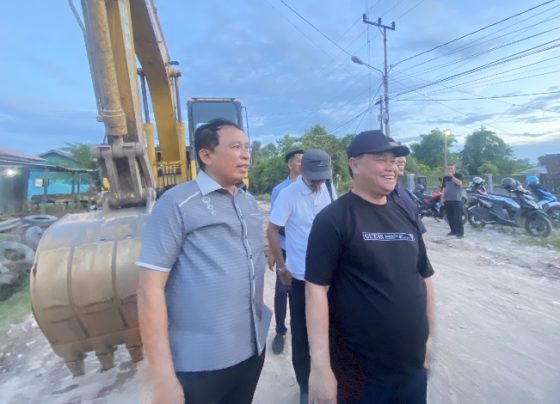 Bupati Kotim Halikinnor didampingi Sekda Kotim Fajrurrahman saat meninjau Jalan Poros Metro TV, Kecamatan Mentawa Baru Ketapang, Jumat, 16 Juni 2023