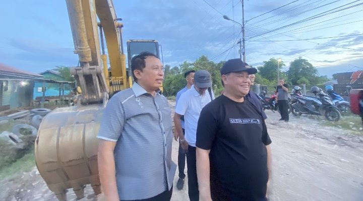 Bupati Kotim Halikinnor didampingi Sekda Kotim Fajrurrahman saat meninjau Jalan Poros Metro TV, Kecamatan Mentawa Baru Ketapang, Jumat, 16 Juni 2023