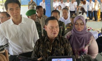 Bupati Kotim Halikinnor didampingi Wabup Kotim Irawati saat wawancara dengan pekerja media.