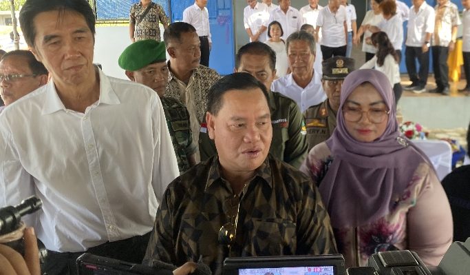 Bupati Kotim Halikinnor didampingi Wabup Kotim Irawati saat wawancara dengan pekerja media.