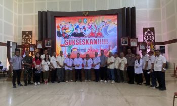 Bupati Kotim Halikinnor didampingi Wakil Bupati Kotim Irawati saat berfoto bersama dengan setelah rapat persiapan Porprov, Rabu, 21 Juni 2023.