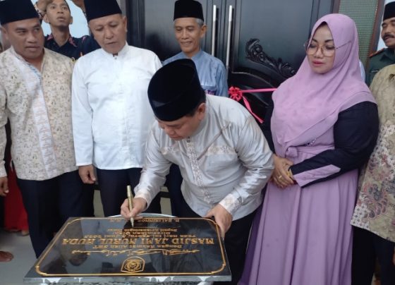 Bupati Kotim Halikinnor didampingi Wakil Bupati Kotim Irawati saat menandatangani prasasti peresmian Masjid Nurul Huda, Desa Luwuk Ranggan.