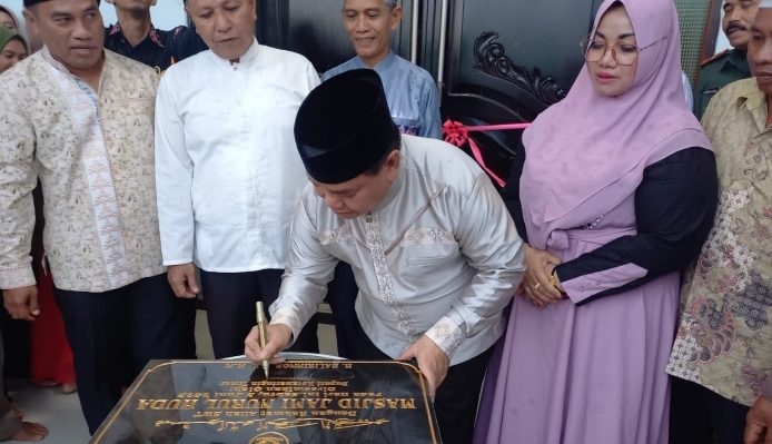 Bupati Kotim Halikinnor didampingi Wakil Bupati Kotim Irawati saat menandatangani prasasti peresmian Masjid Nurul Huda, Desa Luwuk Ranggan.