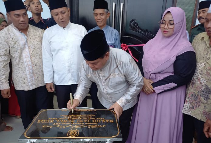 Bupati Kotim Halikinnor didampingi Wakil Bupati Kotim Irawati saat menandatangani prasasti peresmian Masjid Nurul Huda, Desa Luwuk Ranggan.
