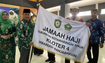 Bupati Kotim Halikinnor didampingi Wakil Bupati Kotim Irawati saat menyerahkan secara simbolis kepada calon jemaah haji Kloter 4, Kamis, 1 Juni 2023