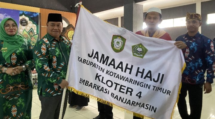Bupati Kotim Halikinnor didampingi Wakil Bupati Kotim Irawati saat menyerahkan secara simbolis kepada calon jemaah haji Kloter 4, Kamis, 1 Juni 2023