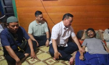 Bupati Kotim Halikinnor didampingi putranya Angga Aditya mengunjungi warga Kelurahan Ketapang yang sedang sakit.