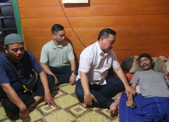 Bupati Kotim Halikinnor didampingi putranya Angga Aditya mengunjungi warga Kelurahan Ketapang yang sedang sakit.